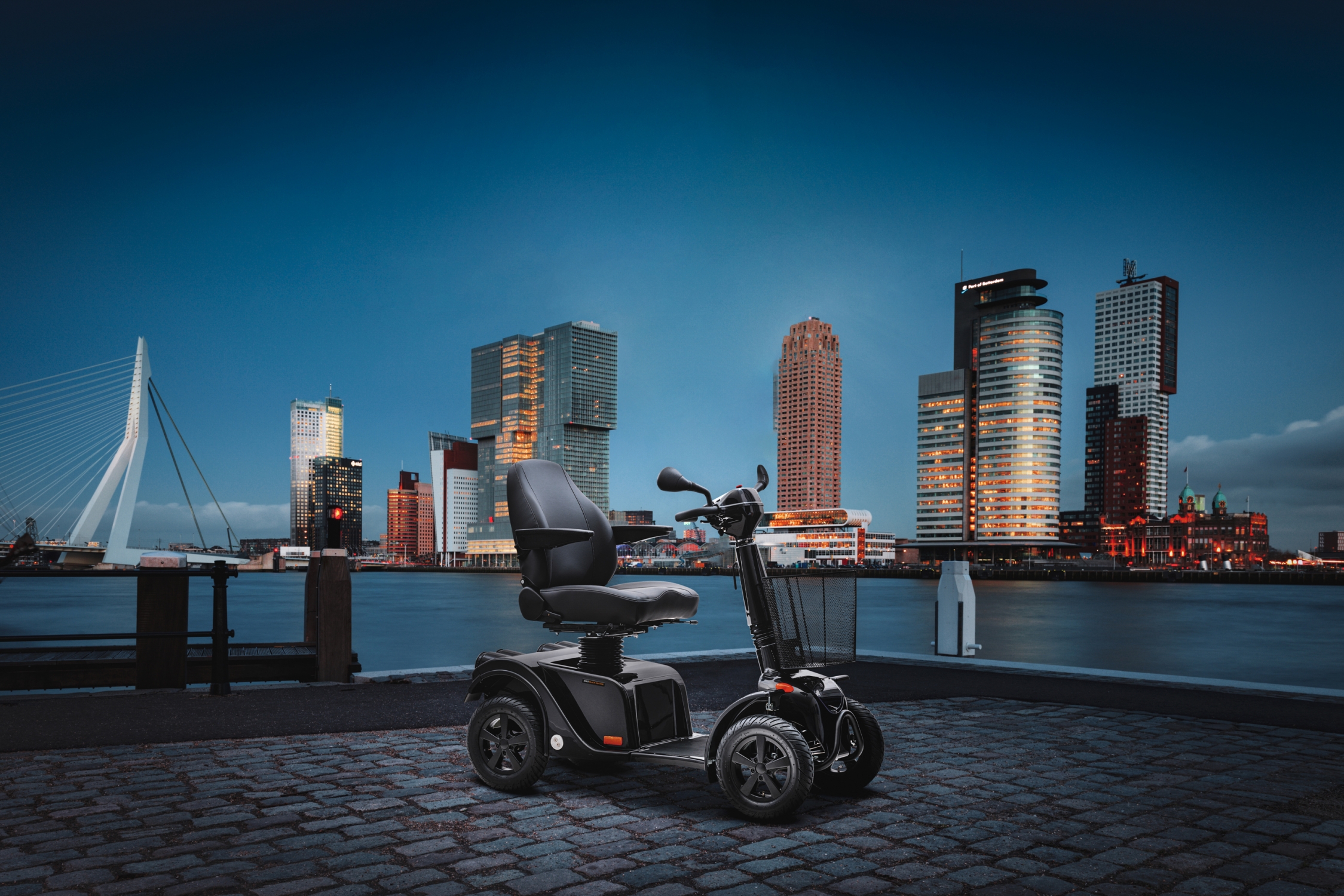 LifeMobility_Solo-black-edition-sfeerbeeld_Rotterdam-2